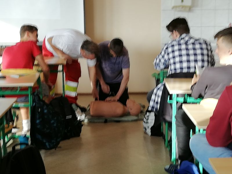 První pomoc do škol