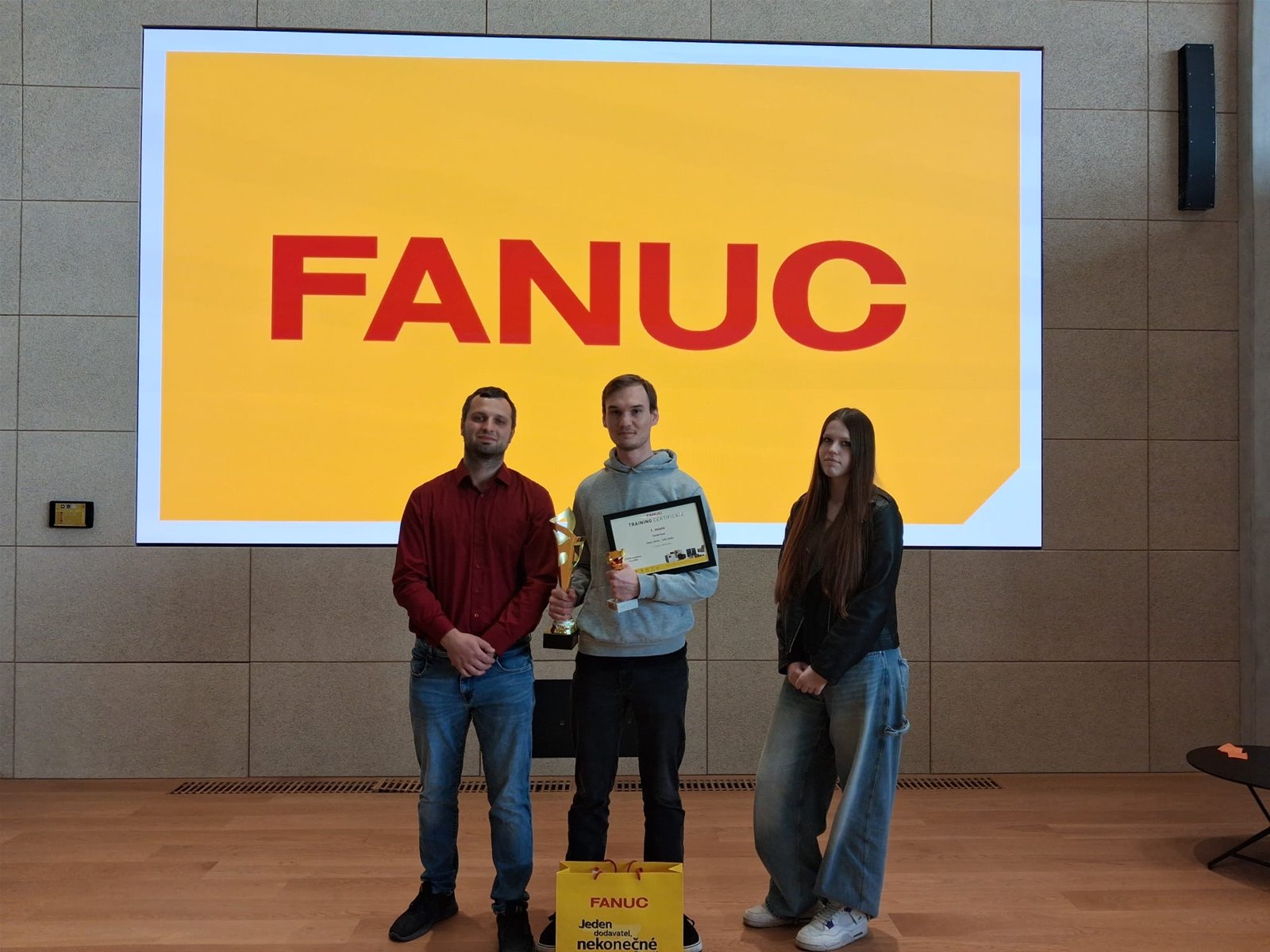 Další velký úspěch našich žáků na FANUC Academy Skills pro střední školy 2026, putovní pohár vítěze druhý rok zůstává v Ledči nad Sázavou